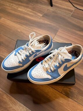 Nike Low-Top Sneakers in White and Light Blue
